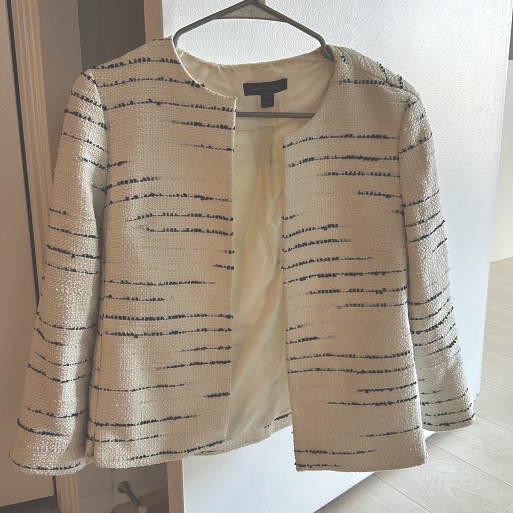 Ann Taylor textured white Blazer- size 00